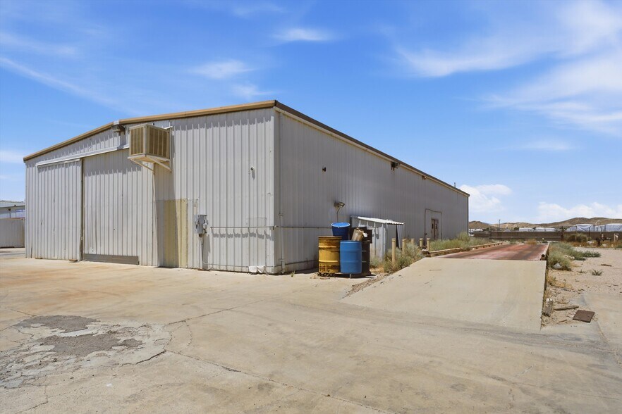 More Photos Of 1400 Orange St, Rosamond Warehouse For Lease