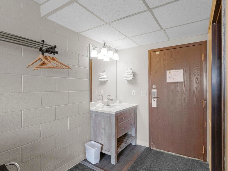 More Photos Of 1904 E Cedar St, Rawlins Hotel For Sale