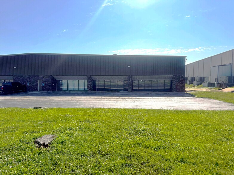 More Photos Of 60 N Central Dr, O'Fallon Warehouse For Lease
