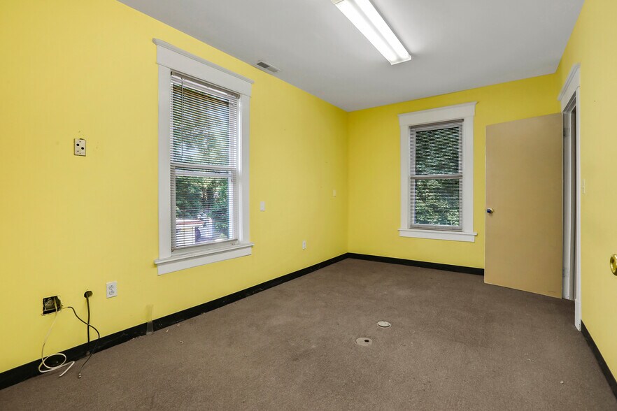 More Photos Of 21 O'neil St, Kingston Restaurant For Sale