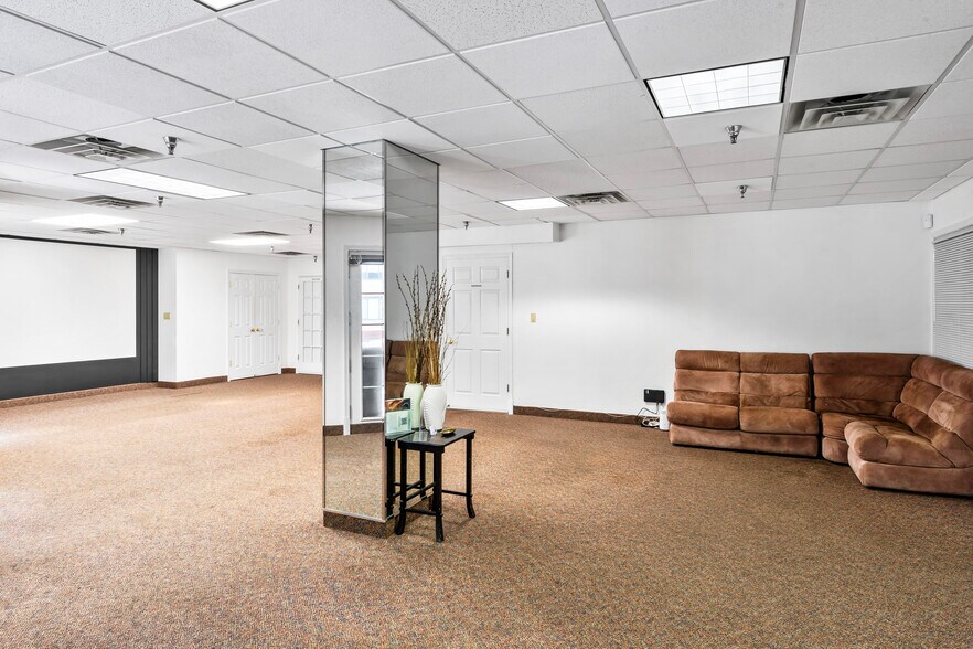 More Photos Of 4600 N Park Ave, Chevy Chase Medical For Sale