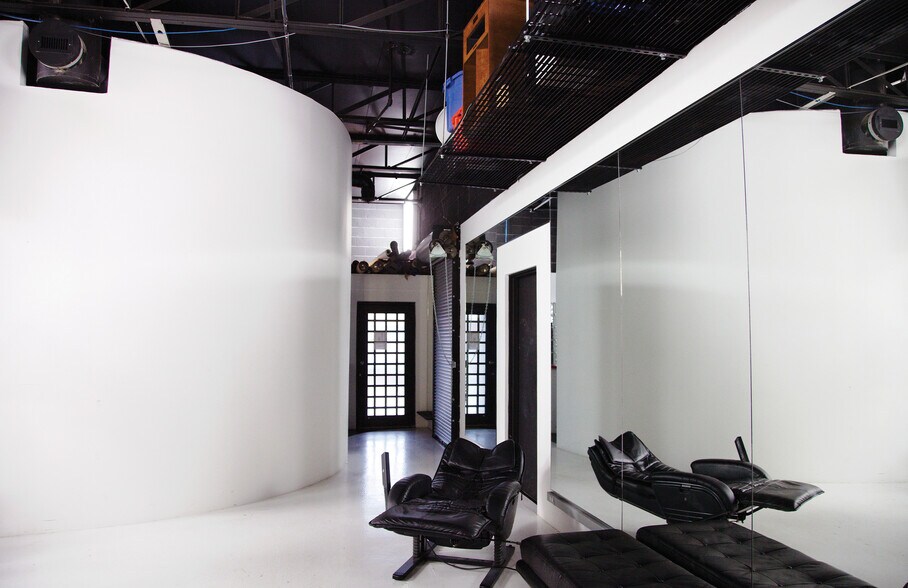 More Photos Of 2404-2410 Farrington St, Dallas Showroom For Lease