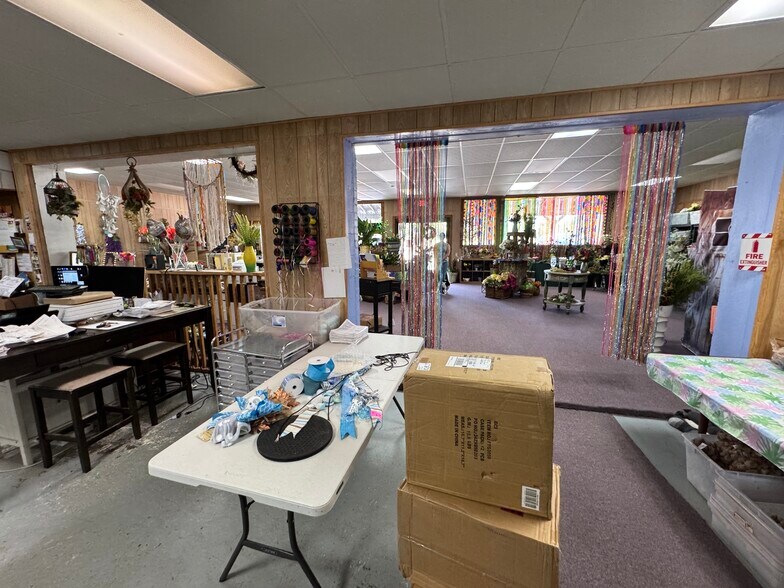 More Photos Of 706 N Perry St, Palestine General Retail For Sale