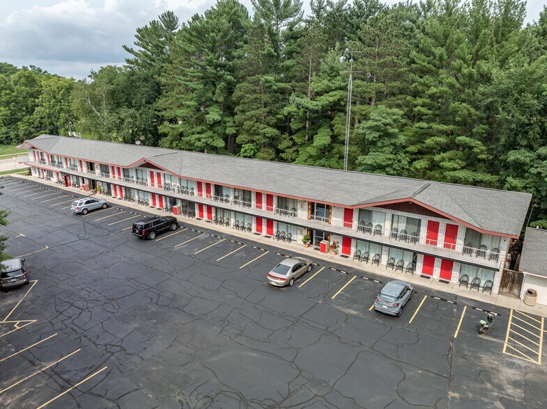 More Photos Of 1116 Broadway, Wisconsin Dells Hotel For Sale