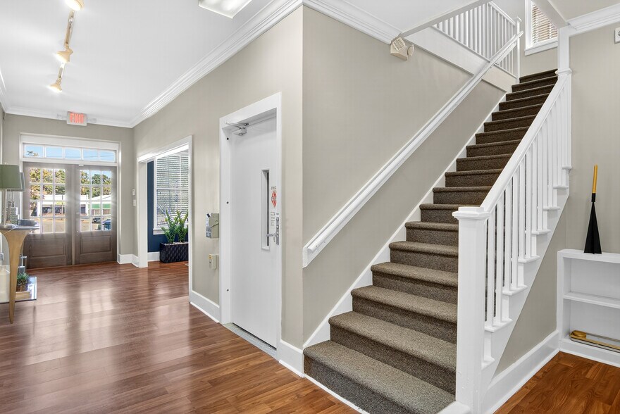 More Photos Of 115 E Market St, Warrenton Office For Lease