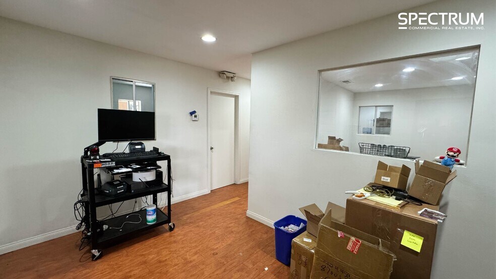 More Photos Of 16125 Cantlay St, Van Nuys Warehouse For Lease