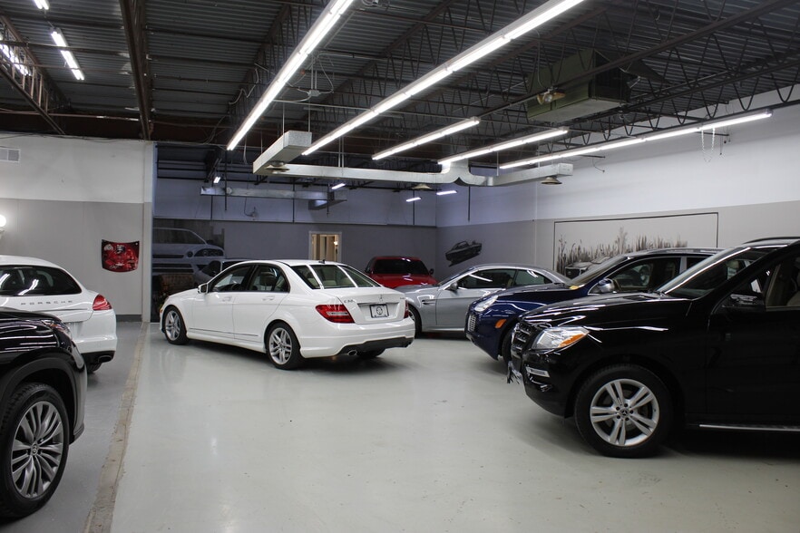 More Photos Of 6820-6848 Washington Ave S, Eden Prairie Showroom For Lease