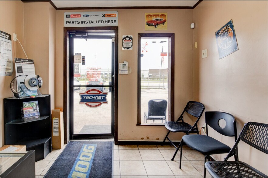 More Photos Of 2016 W Memorial Blvd, Lakeland Auto Repair For Lease