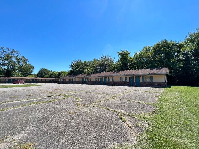 More Photos Of 1560 E 10th St, Jeffersonville Hotel For Sale