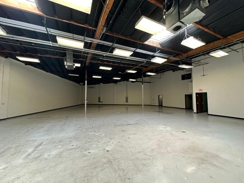 More Photos Of 2070 Floyd St, Burbank Light Manufacturing For Lease