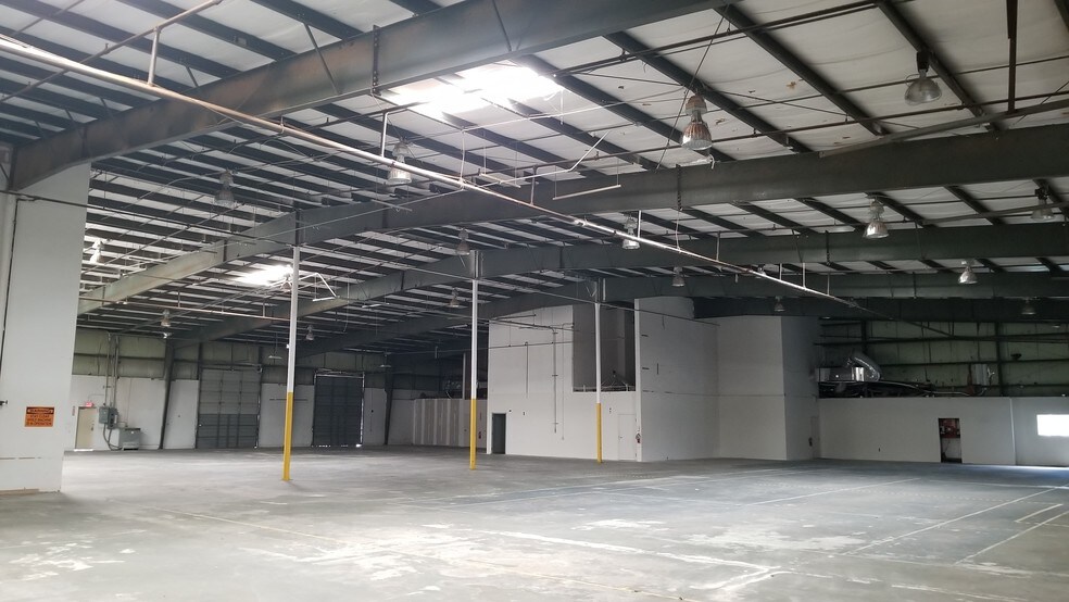 More Photos Of 12910 Automobile Blvd, Clearwater Manufacturing For Lease