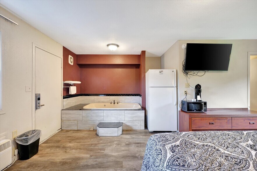 More Photos Of 1295 IL-16, Shelbyville Hotel For Sale