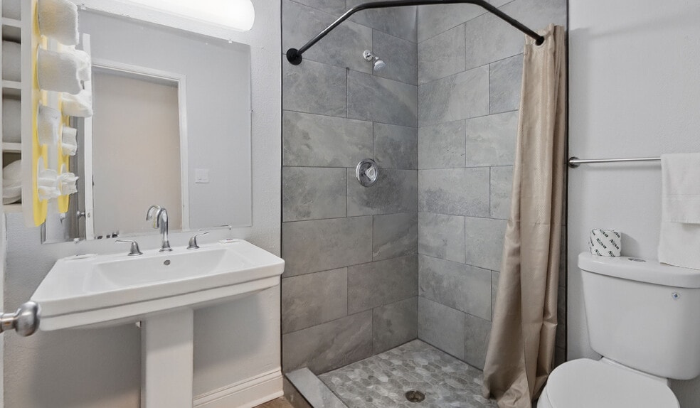 More Photos Of 1600 N Main St, Normal Hotel For Sale