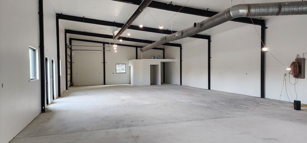 More Photos Of 1050-1051 Walnut St, Windsor Warehouse For Lease