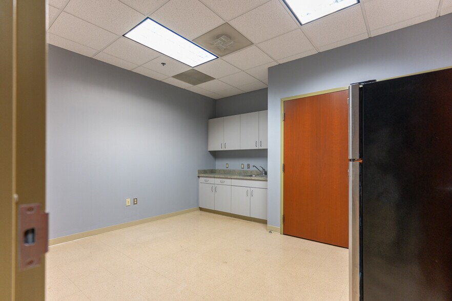 More Photos Of 7001 Heritage Village Plz, Gainesville Office For Lease