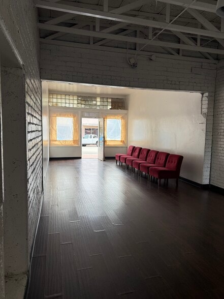 More Photos Of 407 Center St, Taft Storefront For Sale