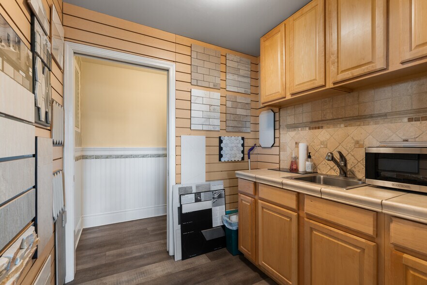 More Photos Of 807 S Auburn St, Grass Valley Showroom For Sale