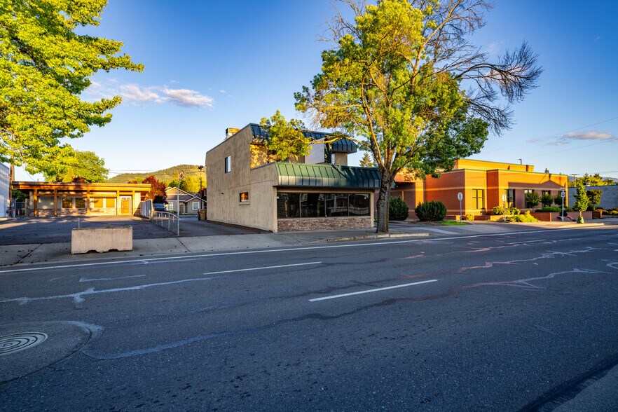 More Photos Of 735 SE 7th St, Grants Pass Office For Sale