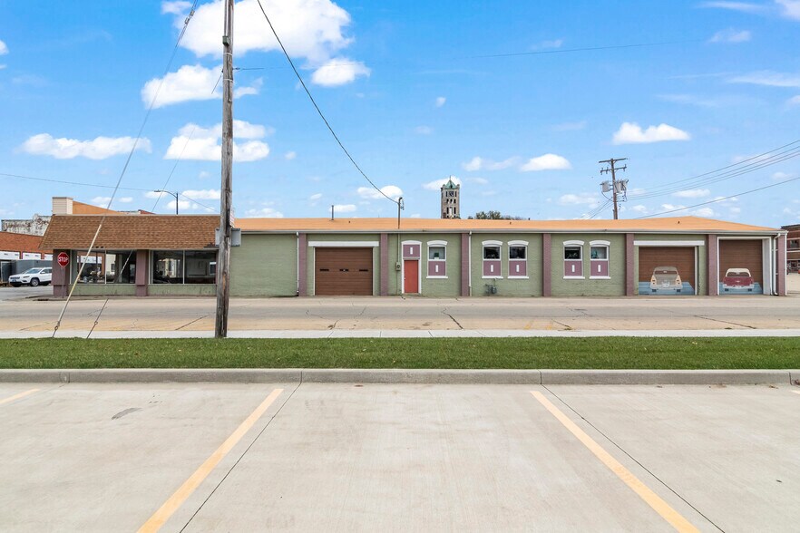 More Photos Of 222 W Main Cross St, Taylorville Showroom For Sale