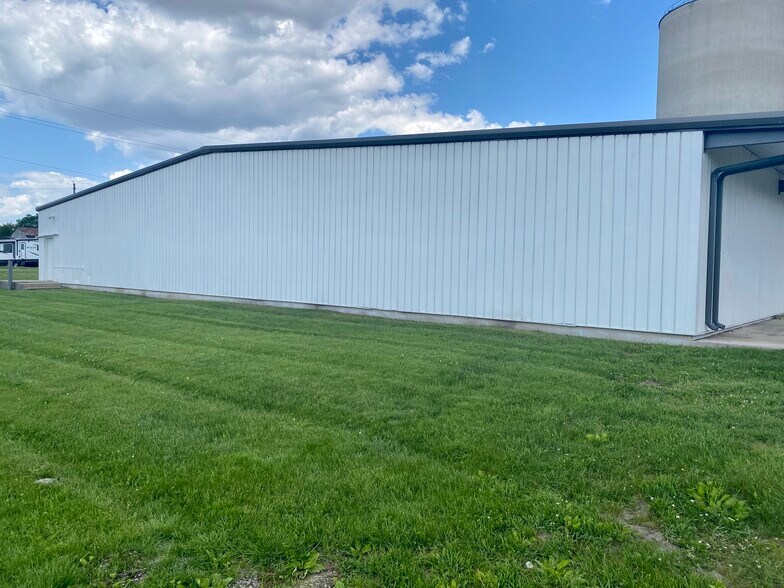 More Photos Of 203 S Madison St, Prairie City Warehouse For Sale