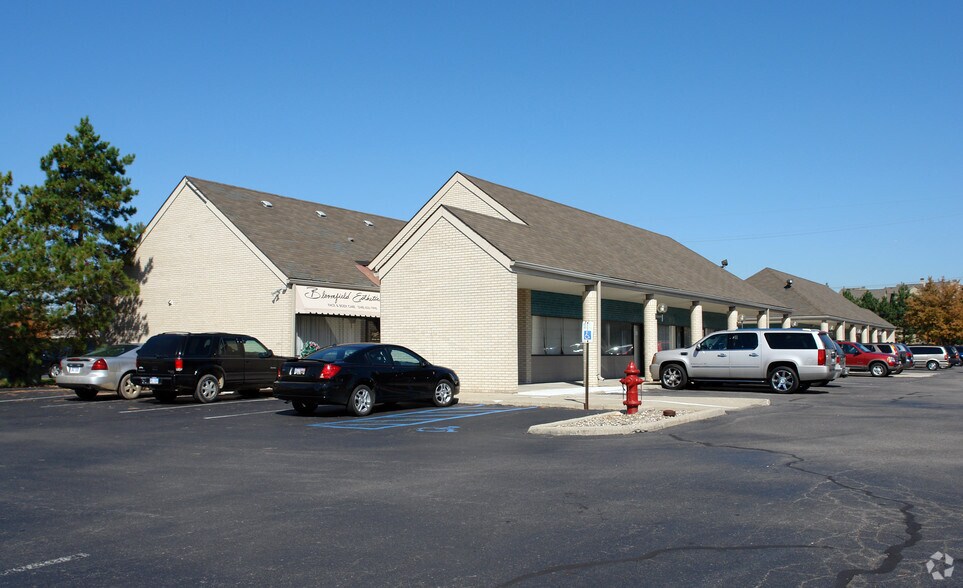 More Photos Of 5755 W Maple Rd, West Bloomfield Medical For Lease