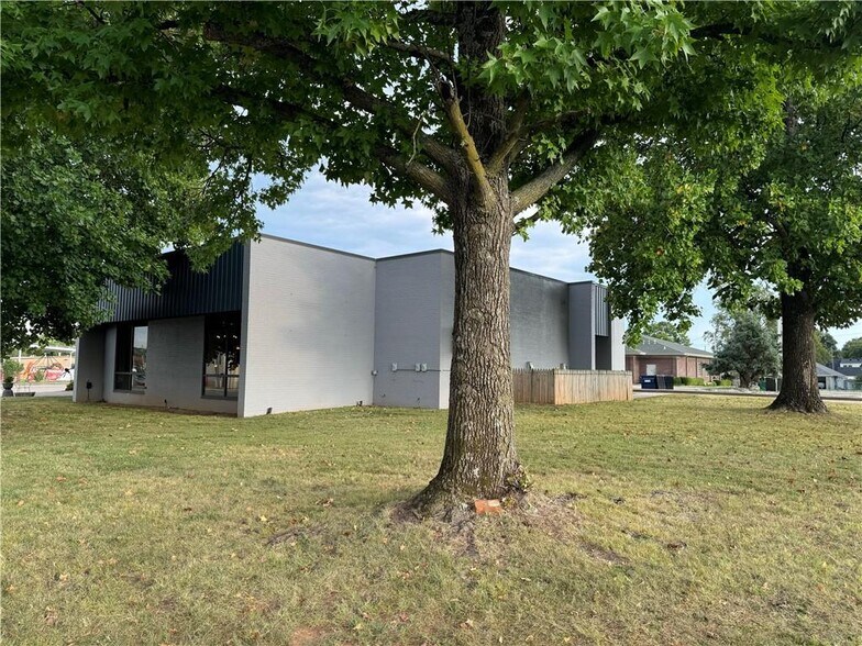 More Photos Of 200 S Holcomb St, Springdale Coworking Space