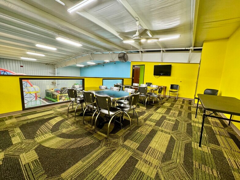 More Photos Of 2509 S 1st St, Terre Haute Showroom For Sale