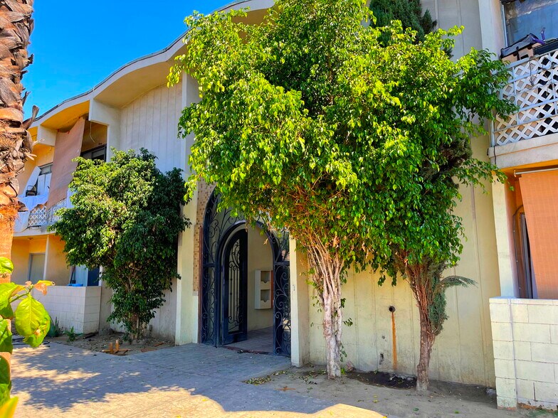 More Photos Of 6956 Kester Ave, Van Nuys Apartments For Sale