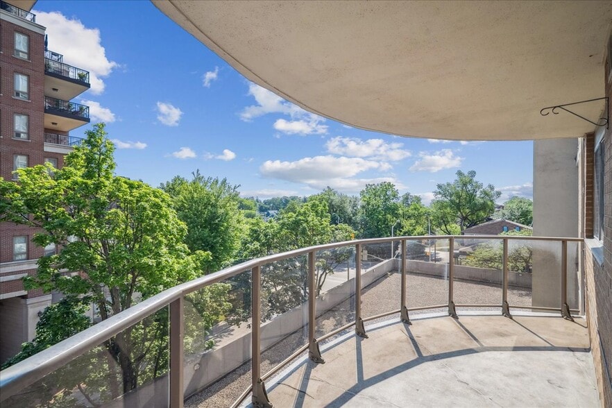 More Photos Of 6 John St, Oakville Apartments For Lease