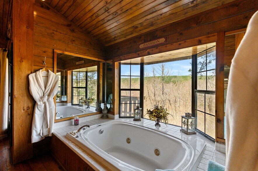 More Photos Of 68438 Eagle Creek Dr, Smithville Hotel For Sale