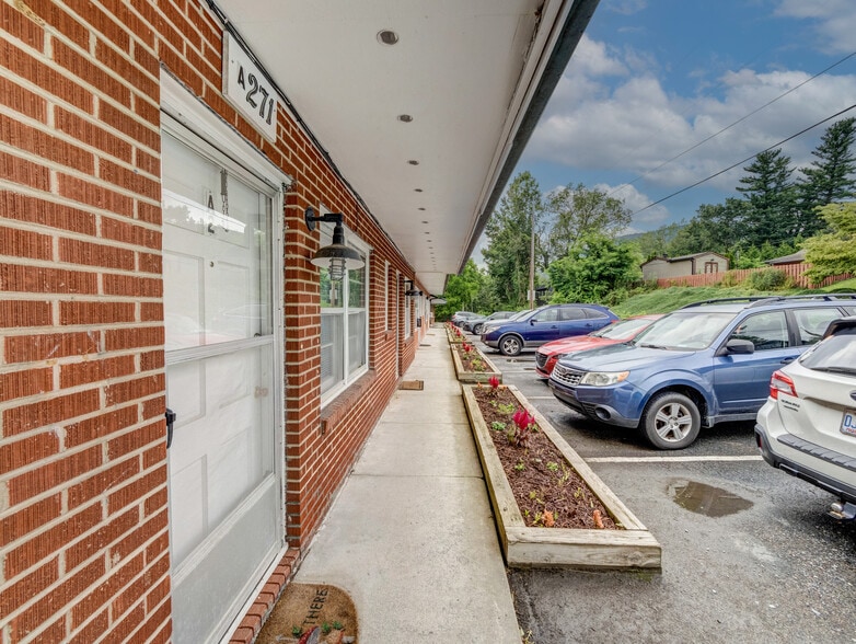 More Photos Of 271 Wallace Cir, Boone Apartments For Sale