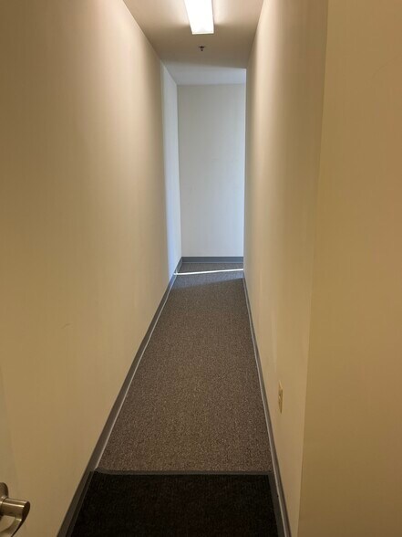 More Photos Of 8982-9050 Hornbaker Rd, Manassas Warehouse For Lease