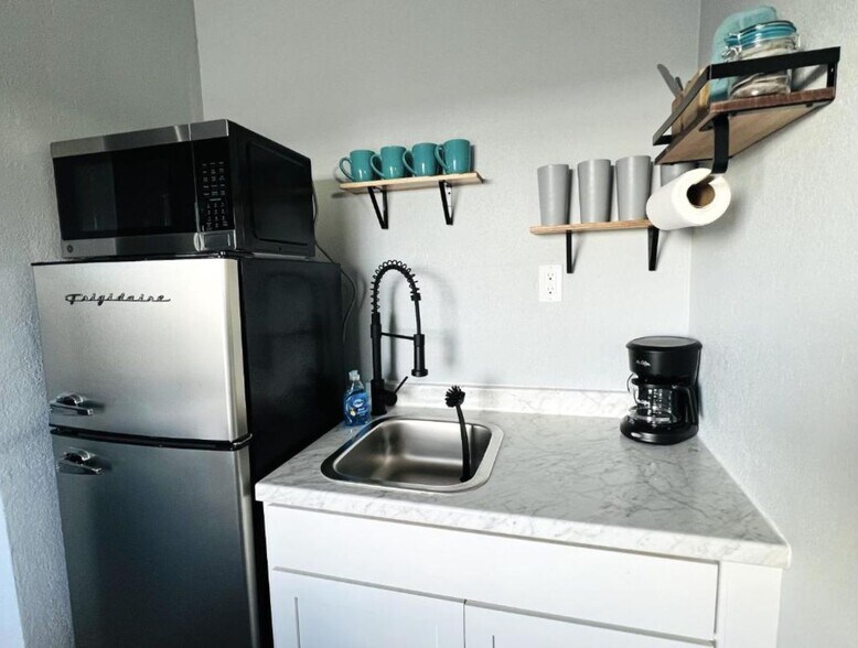 More Photos Of 1915 N Atlantic Ave, Daytona Beach Hotel For Sale