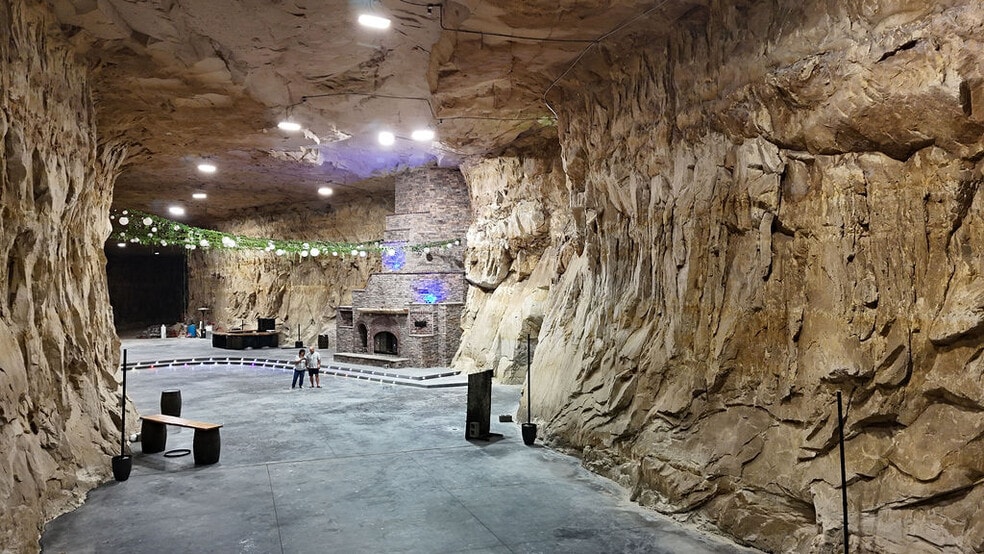 More Photos Of 20 Cave Industrial dr, Crystal City Industrial For Lease