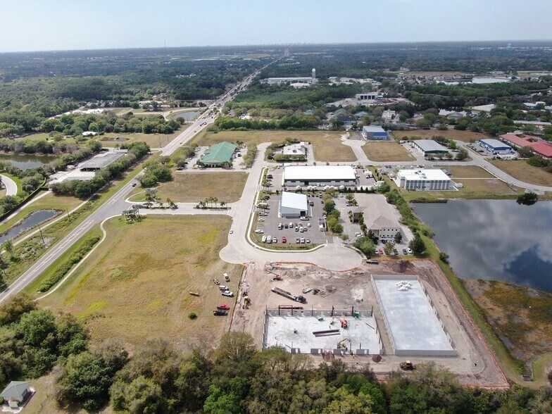More Photos Of 8250 Vicela Dr, Sarasota Warehouse For Lease