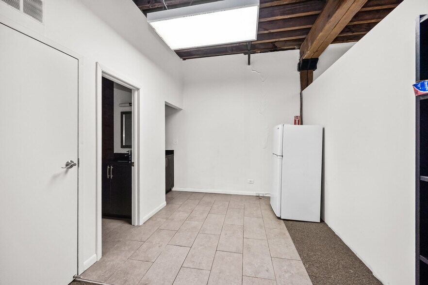 More Photos Of 222 W Ontario St, Chicago Loft Creative Space For Lease
