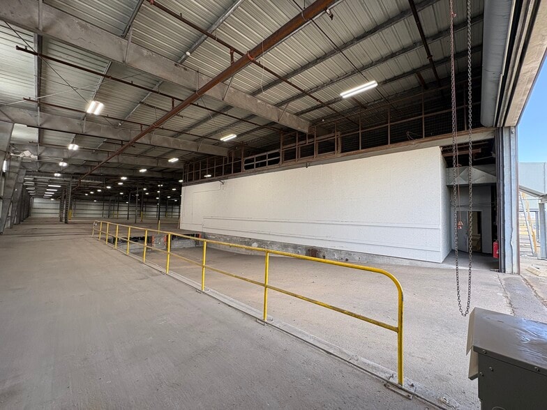 More Photos Of 101 W 4th St, Freeport Warehouse For Lease