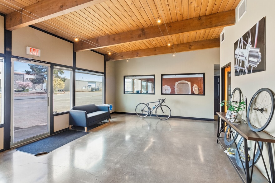 More Photos Of 940 Wilson St, Eugene Showroom For Sale