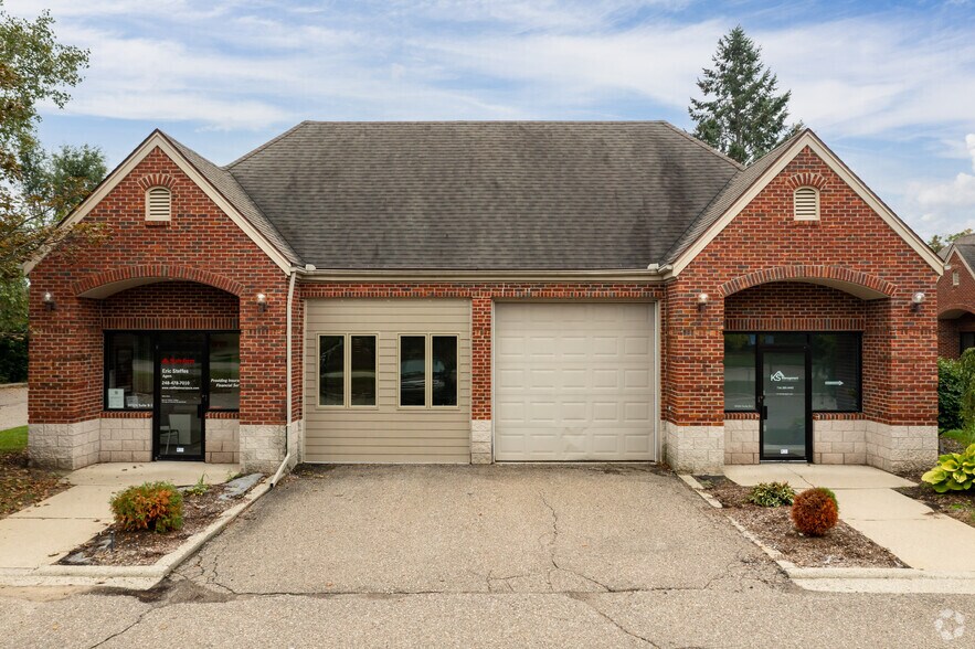 More Photos Of 36520 Grand River Ave, Farmington Hills Unknown For Lease