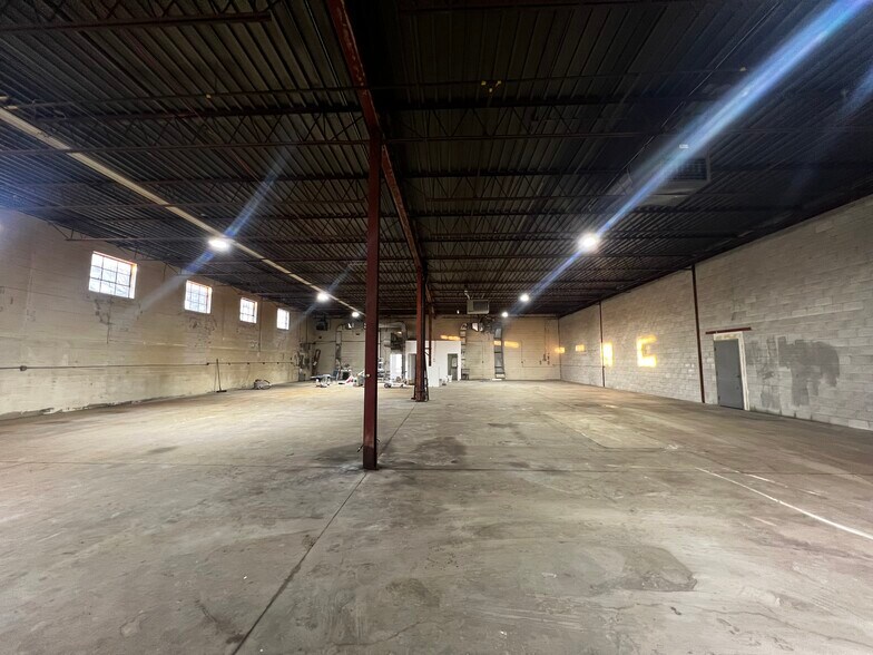 More Photos Of 1001-1007 Flint Rd, Toronto Warehouse For Lease