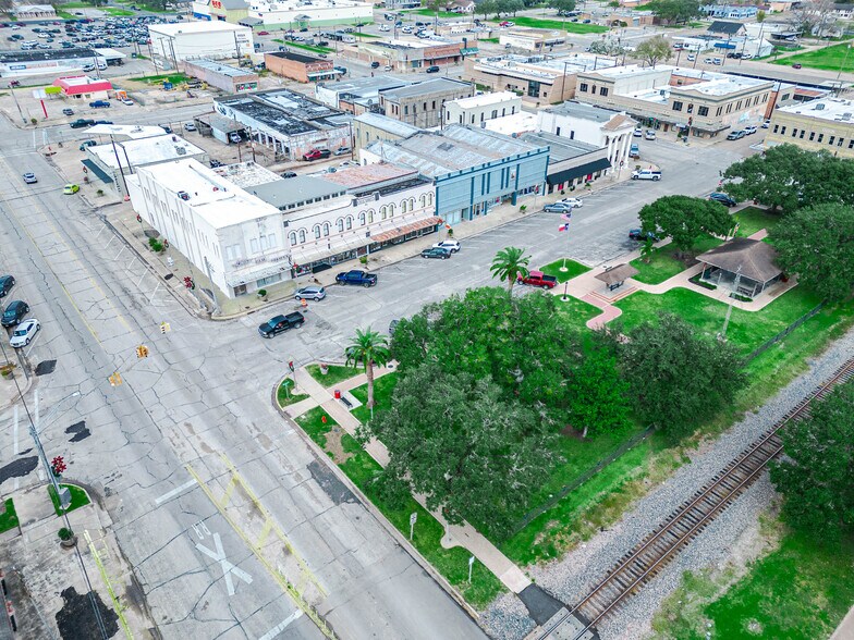 More Photos Of 101 E Monseratte St, El Campo Storefront For Sale