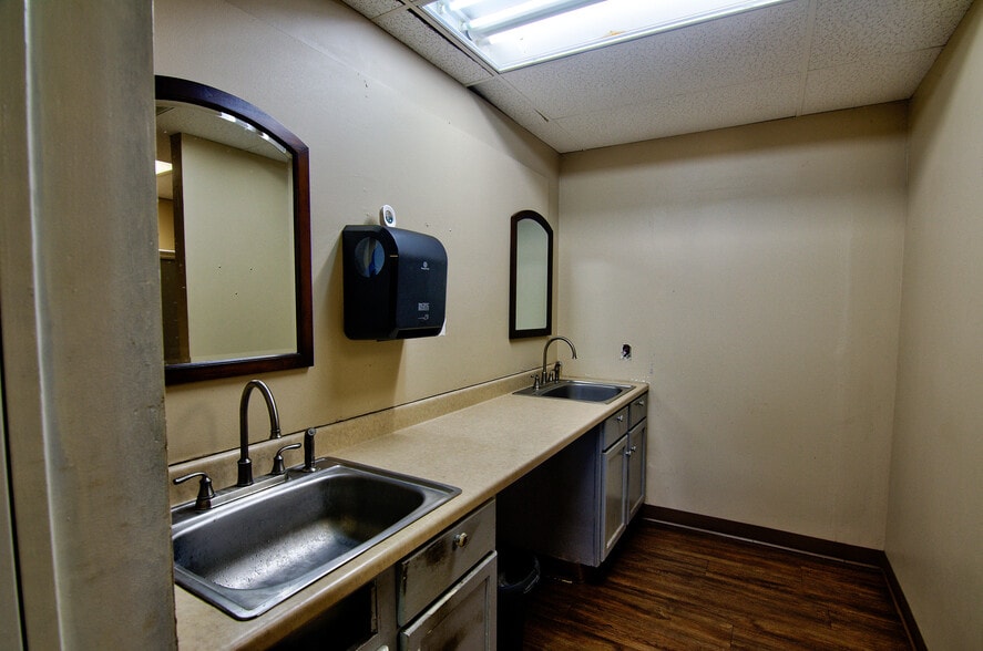More Photos Of 9730 Shepard Hill Rd, Willis Warehouse For Sale