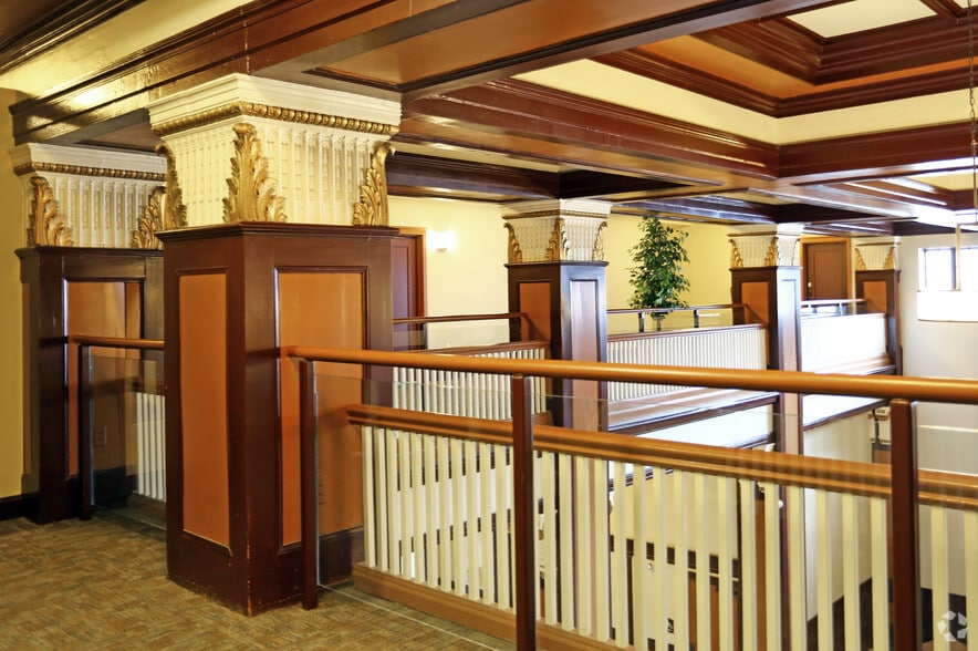 More Photos Of 209 W 5th St, Waterloo Apartments For Lease