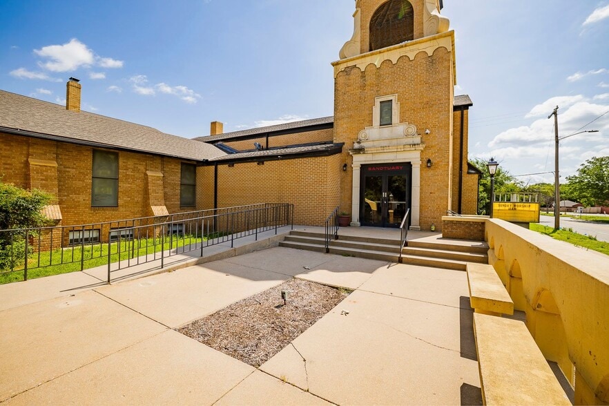 More Photos Of 856 S Green St, Wichita Religious Facility For Sale