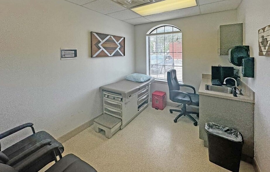 More Photos Of 9947 N MacArthur Blvd, Irving Medical For Sale