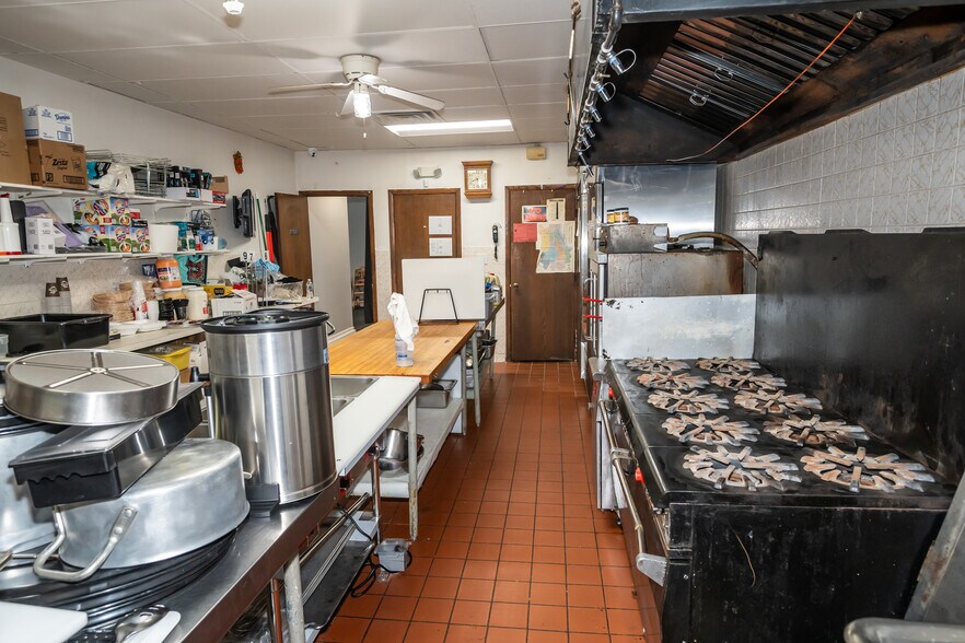 More Photos Of 10140 S Roberts Rd, Palos Hills Bar For Lease