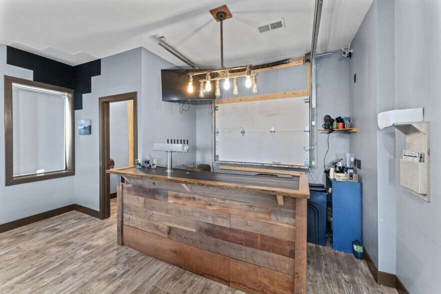 More Photos Of 508 S Main St, Grain Valley Bar For Lease