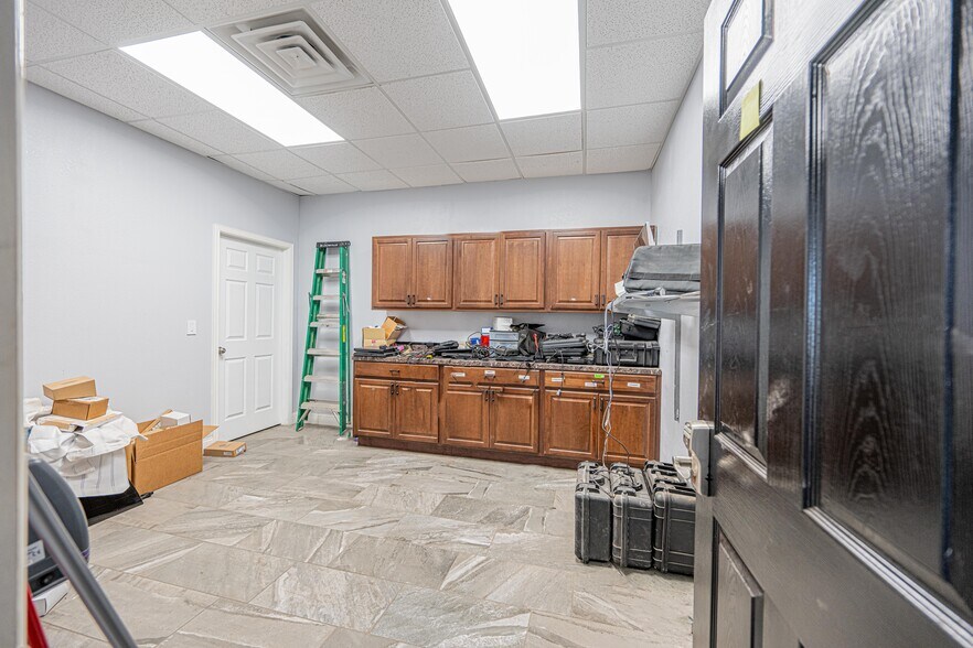 More Photos Of 5800 N Moss Ave, Odessa Warehouse For Sale
