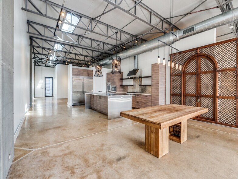 More Photos Of 2323 Farrington St, Dallas Warehouse For Sale