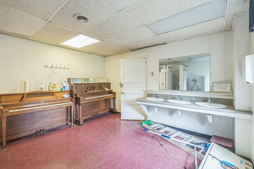 More Photos Of 105 E Pilkington St, Richmond Specialty For Sale